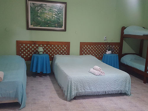 Habitación familiar amplia con cama doble, cama simple y cucheta